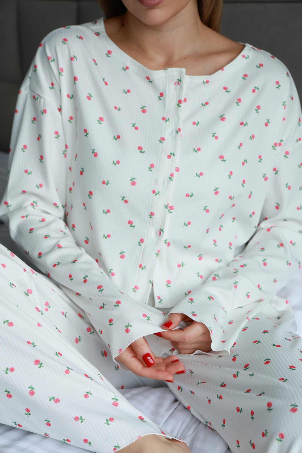 Жіноча повсякденна піжама вільного крою з принтом вишні — комплект штани + кофтинка