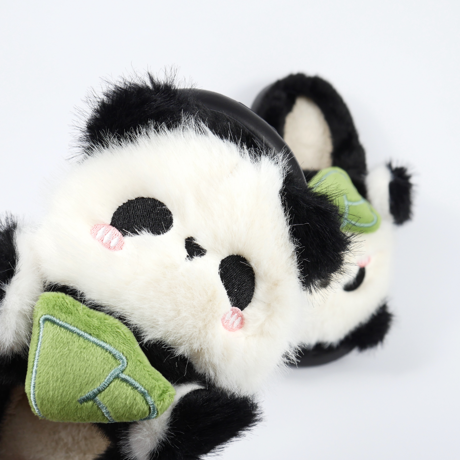 Дитячі кімнатні капці «Звірятка» з еко-хутра (Чорно-білі панда)