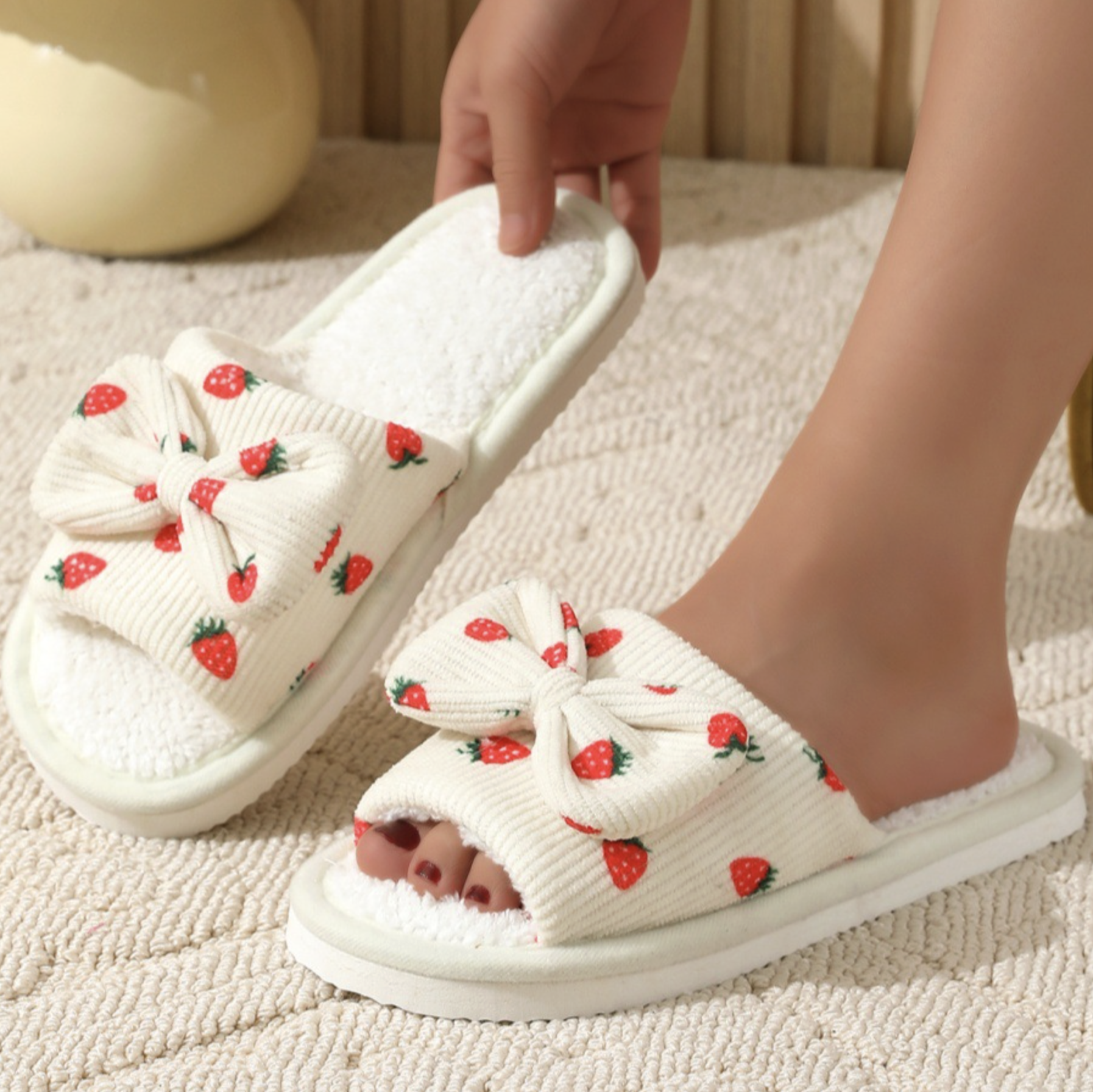 Жіночі домашні капці Strawberry Dream молочні