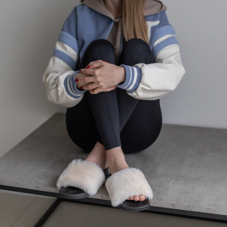 Жіночі молочні тапочки на резиновій підошві - для вулиці