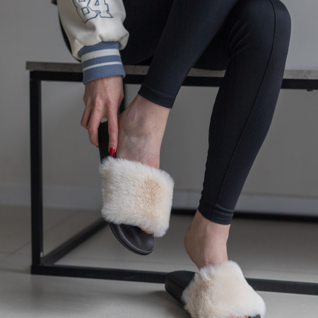 Жіночі молочні тапочки на резиновій підошві - для вулиці