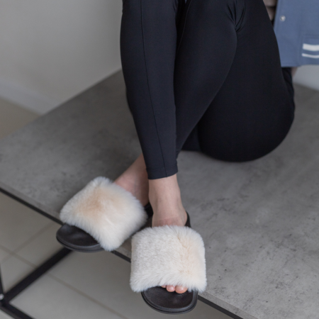 Жіночі молочні тапочки на резиновій підошві - для вулиці