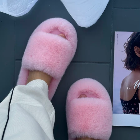 Трендові жіночі тапки Luxury з еко-хутра на платформі в рожевому кольорі