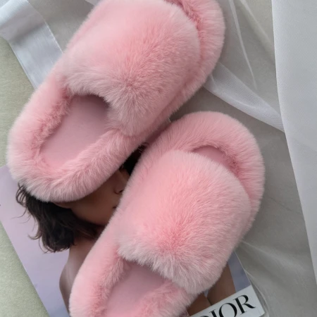 Трендові жіночі тапки Luxury з еко-хутра на платформі в рожевому кольорі