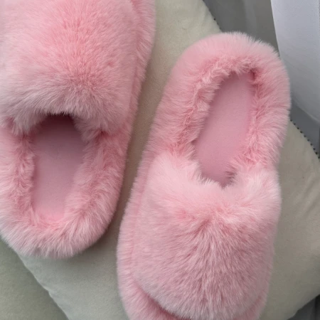Трендові жіночі тапки Luxury з еко-хутра на платформі в рожевому кольорі