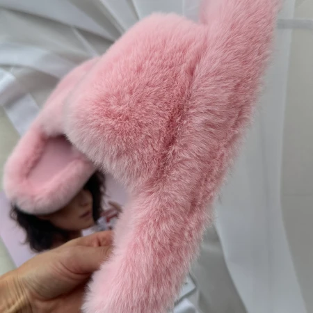 Трендові жіночі тапки Luxury з еко-хутра на платформі в рожевому кольорі