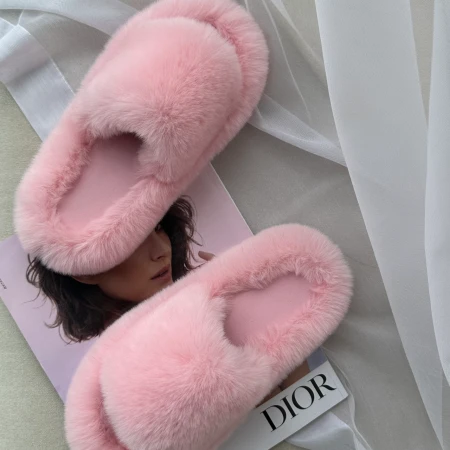 Трендові жіночі тапки Luxury з еко-хутра на платформі в рожевому кольорі