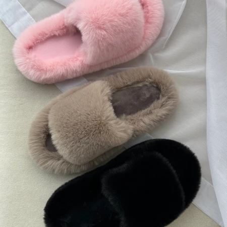 Трендові жіночі тапки Luxury з еко-хутра на платформі в рожевому кольорі