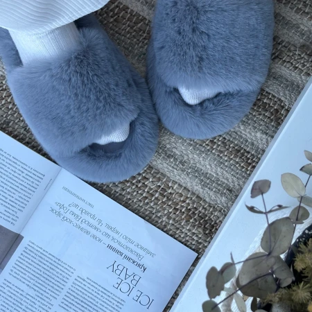 Трендові жіночі тапки Luxury з еко-хутра на платформі в сірому кольорі