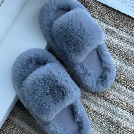 Трендові жіночі тапки Luxury з еко-хутра на платформі в сірому кольорі