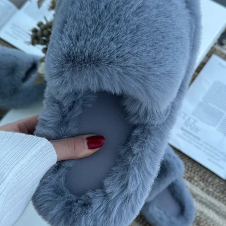 Трендові жіночі тапки Luxury з еко-хутра на платформі в сірому кольорі