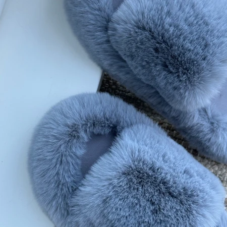 Трендові жіночі тапки Luxury з еко-хутра на платформі в сірому кольорі