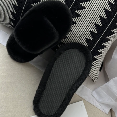 Трендові жіночі тапки Luxury з еко-хутра на платформі в чорному кольорі