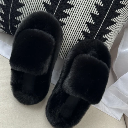 Трендові жіночі тапки Luxury з еко-хутра на платформі в чорному кольорі