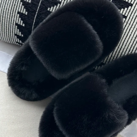 Трендові жіночі тапки Luxury з еко-хутра на платформі в чорному кольорі