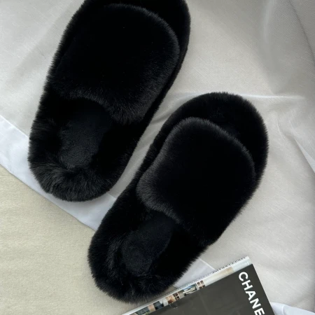 Трендові жіночі тапки Luxury з еко-хутра на платформі в чорному кольорі