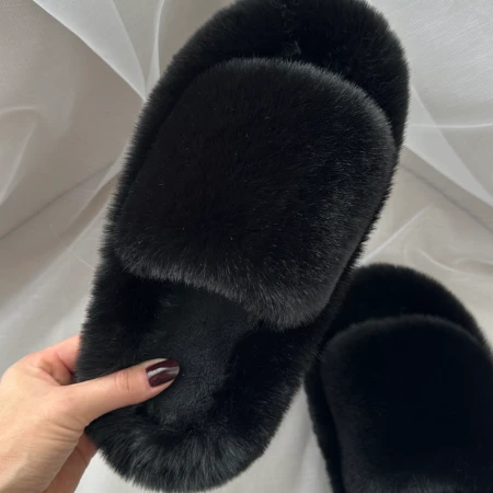 Трендові жіночі тапки Luxury з еко-хутра на платформі в чорному кольорі