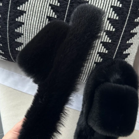 Трендові жіночі тапки Luxury з еко-хутра на платформі в чорному кольорі