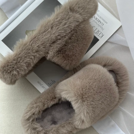 Трендові жіночі тапки Luxury з еко-хутра на платформі в Бежевому кольорі