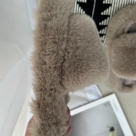 Трендові жіночі тапки Luxury з еко-хутра на платформі в Бежевому кольорі