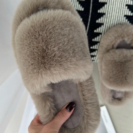 Трендові жіночі тапки Luxury з еко-хутра на платформі в Бежевому кольорі