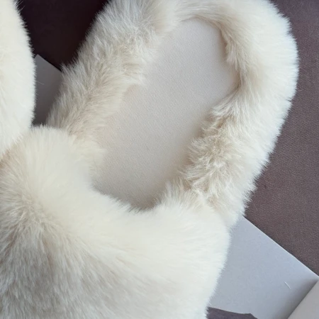 Трендові жіночі тапки Luxury з еко-хутра на платформі в Кремовому кольорі