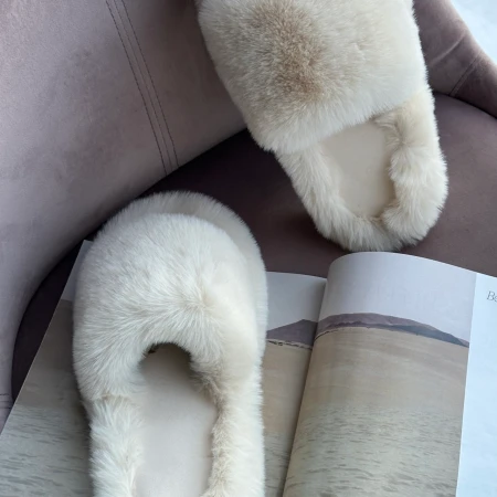 Трендові жіночі тапки Luxury з еко-хутра на платформі в Кремовому кольорі