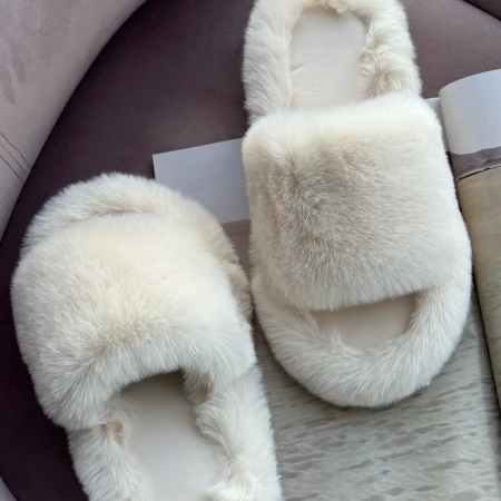 Трендові жіночі тапки Luxury з еко-хутра на платформі в Кремовому кольорі