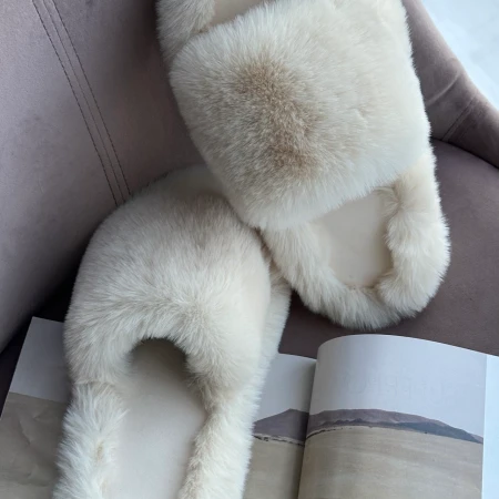 Трендові жіночі тапки Luxury з еко-хутра на платформі в Кремовому кольорі