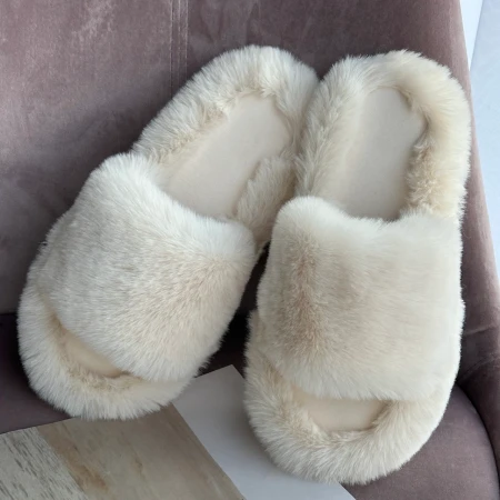 Трендові жіночі тапки Luxury з еко-хутра на платформі в Кремовому кольорі