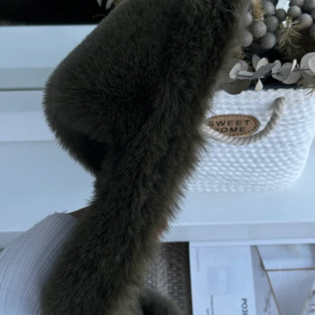 Жіночі домашні пухнасті капці Luxury з відкритим носком у темно-зеленому кольорі