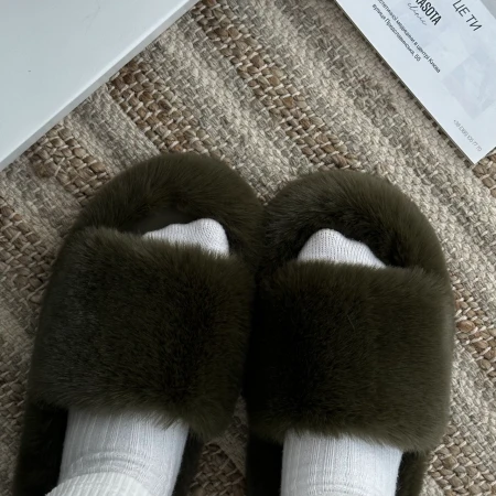 Жіночі домашні пухнасті капці Luxury з відкритим носком у темно-зеленому кольорі