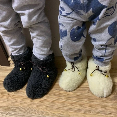 Теплі дитячи чуні-тапки з овчини на підошві EVA білі