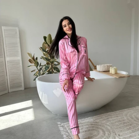 Жіноча сатинова піжама в рожеву смужку — домашній комплект штани + сорочка