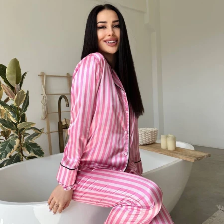 Жіноча сатинова піжама в рожеву смужку — домашній комплект штани + сорочка