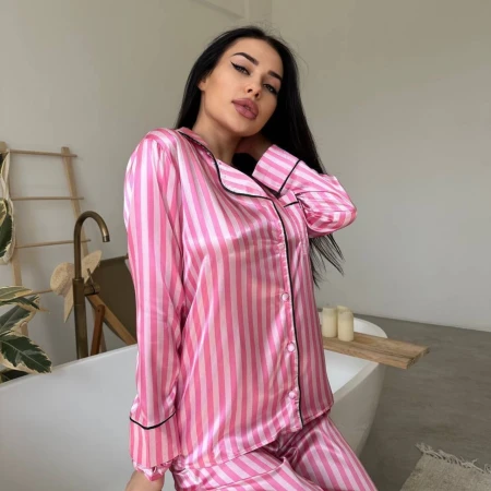 Жіноча сатинова піжама в рожеву смужку — домашній комплект штани + сорочка