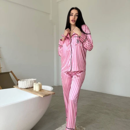Жіноча сатинова піжама в рожеву смужку — домашній комплект штани + сорочка