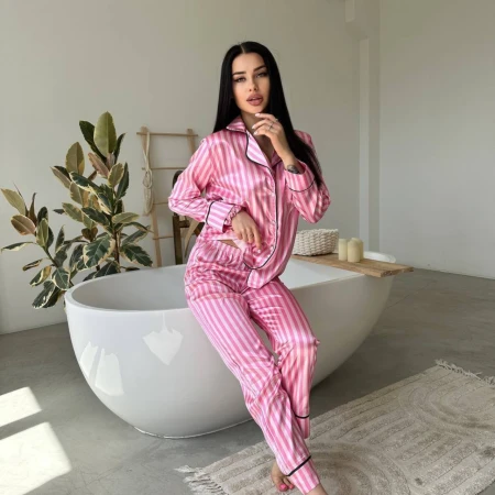 Жіноча сатинова піжама в рожеву смужку — домашній комплект штани + сорочка