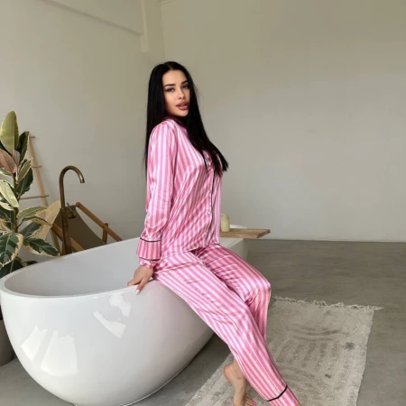 Жіноча сатинова піжама в рожеву смужку — домашній комплект штани + сорочка