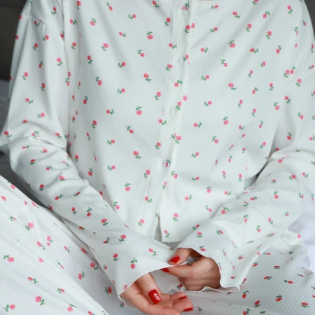 Жіноча повсякденна піжама вільного крою з принтом вишні — комплект штани + кофтинка