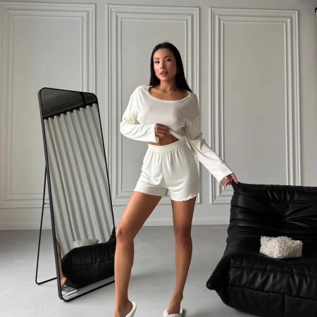 Жіноча піжама комплект: топ і шорти — стильна домашня піжама